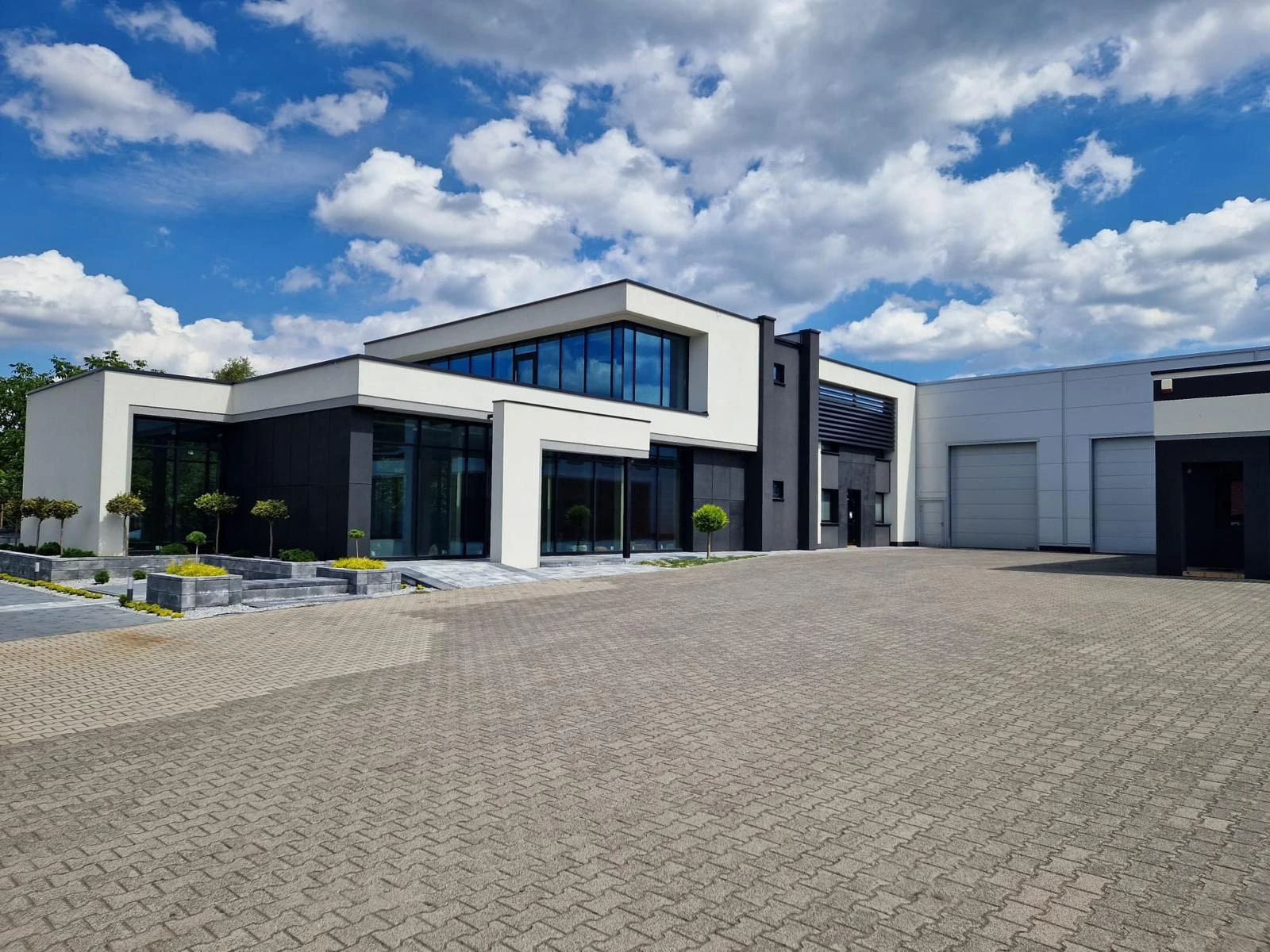 Budynek firmy Daszczyk Meble - Realizacja KOPART INWEST / partnerów
